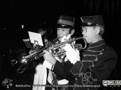 Neurokirurgisk fest 1976
Sjukhusfotograferna i Lund. Pärm Negativ, S/V. 1976.	145. Neurokirurgisk fest 8/10-76 när de båda neurokirurgiska klinikerna A och B slogs samman till en. Två trumpetare, Leif G. Salford till vänster i bild och Åke Källqvist, i orkestern Corps Callosum. Från negativ.
Nyckelord: Lasarett;Lund;Universitet;Universitetssjukhus;USiL;Neurokirurgi;Fest