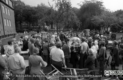 Auktion utanför gamla kvinnokliniken i Lund 1976
Sjukhusfotograferna i Lund. Pärm Negativ, S/V. 1976. 133. Gamla kvinnokliniken från 1918 har tömts, och nu håller sjukhuset offentlig auktion på inventarier som inte gått att använda på den nya kliniken vid centralblocket. Mycket var slitet, men det fanns också goda fynd att göra. Från negativ. 
Nyckelord: Lasarettet;Lund;Universitet;Universitetsklinik;Universitetssjukhus;USiL;Kvinnoklinik;KK;Gynekologi;BB;Obstetrik;Auktion