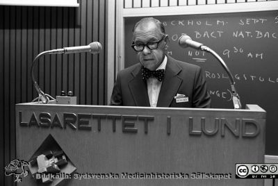 Svensk-amerikanskt infektionsläkarmöte 1976
Sjukhusfotograferna i Lund. Pärm Negativ, S/V. 1976. 132. Infektionskliniken, svensk-amerikansk infektionskonferens. Karl Emil Thulin i talarstolen i aulan på Lasaretet i Lund. Från negativ
Nyckelord: Lasarett;Lund;Universitet;Universitetsklinik;Universitetssjukhus;Infektion;Epidemiologi;Konferens;Symposium;Svensk-amerikanskt;Möte