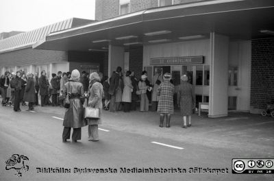 Öppet hus, nya kvinnokliniken 1976
Sjukhusfotograferna i Lund. Pärm Negativ, S/V. 1976. 36. Öppet hus på nya kvinnokliniken den 28/2 1976. Många köade i vårvinterkylan för att få se allt det nya. Från negativ
Nyckelord: Lund;Lasarett;Universitet;Universitetsklinik;USiL;Kvinnoklinik;Klinik;Gynekologi;Barnbördsklinik;BB;ppet hus;Visning