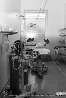 Kvinnokliniken i Lund 1976 inför flytt till nya lokaler
Sjukhusfotograferna i Lund. Pärm Negativ, S/V. 1976. 38.Undersöknings- och operationsrum med karakteristisk brits med höga benstöd på gamla kvinnokliniken, mars 1976. Från negativ. 
Nyckelord: Lasarett;Lund;Universitet;Universitetssjukhus;USiL;Kvinnoklinik;Gynekologi;Operationssal;Undersökningsrum;Narkosapparat