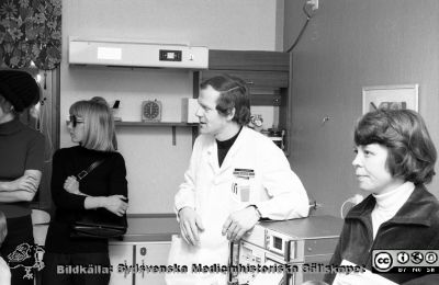 Öppet Hus på nya kvinnokliniken i Lund 1976
Sjukhusfotograferna i Lund. Pärm Negativ, S/V. 1976. 36. Rimligen från "Öppet Hus" på nya kvinnokliniken. Doc.  Ingemar Ingemarsson visar runt som guide. Från negativ. 
Nyckelord: Lasarett;Lund;Universitet;Universitetssjukhus;USiL;Kvinnoklinik;Gynekologi;KK;BB;Visning