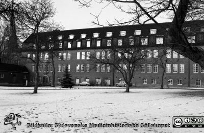 Söderfasaden på gamla kvinnnokliniken
Sjukhusfotograferna i Lund. Pärm Negativ, S/V. 1976. 32. Söderfasaden på gamla kvinnnokliniken, nu på väg att tömmas när verksamheten flyttade till nyrenoverade lokaler i gamla ortopediska klinikens hus. Allhelgonakyrkan till vänster i bild. Från negativ. 
Nyckelord: Lasarettet;Lund;Universitet;Universitetssjukhus;USiL;Kvinnoklinik;Gynekologisk;BB;KK