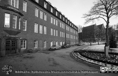 Söderfasaden på gamla kvinnnokliniken,
Sjukhusfotograferna i Lund. Pärm Negativ, S/V. 1976. 32. Söderfasaden på gamla kvinnnokliniken, nu på väg att tömmas när verksamheten flyttade till nyrenoverade lokaler i gamla ortopediska klinikens hus. Professor Elis Essen-Möller på statyn till höger i bild. Universitetsbiblioteket till höger i bakgrunden. Från negativ. 
Nyckelord: Lasarettet;Lund;Universitet;Universitetssjukhus;USiL;Kvinnoklinik;Gynekologisk;KK;BB;Staty;Universitetsbibliotek