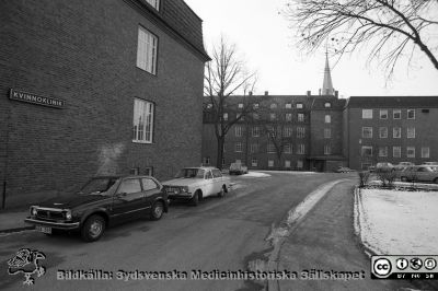 Fasader mot norr och väster på gamla kvinnnokliniken i Lund
Sjukhusfotograferna i Lund. Pärm Negativ, S/V. 1976. 32. Närmast kameran norrrfasaden på gamla kvinnnoklinikens östra flygel och längre bort österfasaden på den västra. Bl.a. förlossnings- och forskningsavdelningarna låg i västra (bortre) flygeln. Allhelgonakyrkan i bakgrunden. Gamla kvinnokliniken är nu på väg att tömmas när verksamheten flyttade till nyrenoverade lokaler i gamla ortopediska klinikens hus. Från negativ. 
Nyckelord: Lasarettet;Lund;Universitet;Universitetssjukhus;USiL;Kvinnoklinik;Gynekologisk;KK;BB;Obstetrik