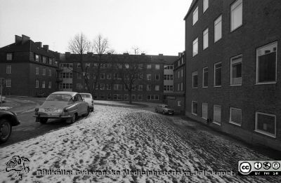 Fasader på gamla kvinnnokliniken i Lund
Sjukhusfotograferna i Lund. Pärm Negativ, S/V. 1976. 32. I bildens mitt norra fasaden på gamla kvinnnokliniken, nu på väg att tömmas när verksamheten flyttade till nyrenoverade lokaler i gamla ortopediska klinikens hus. Till vänster den östra flygeln och i bildens högra kant den västra. Från negativ. 
Nyckelord: Lasarettet;Lund;Kvinnoklinik;Gynekologisk;BB;KK;Universitet;Universitetssjukhus;USiL