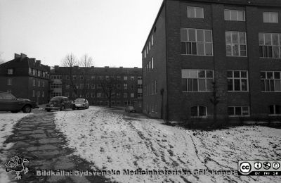 Fasader mot norr på gamla kvinnnokliniken i Lund, 1976
Sjukhusfotograferna i Lund. Pärm Negativ, S/V. 1976. 32. I bildens mitt norra fasaden på gamla kvinnnokliniken, nu på väg att tömmas när verksamheten flyttade till nyrenoverade lokaler i gamla ortopediska klinikens hus. Till vänster den östra flygeln och i bildens högra kant den västra. Den senare innehöll bl.a. förlossnings- och forskningsavdelningarna. Från negativ. 
Nyckelord: Lasarettet;Lund;Universitet;Universitetssjukhus;USiL;Kvinnoklinik;Gynekologisk;KK;BB;Obstetrik;Förlossning