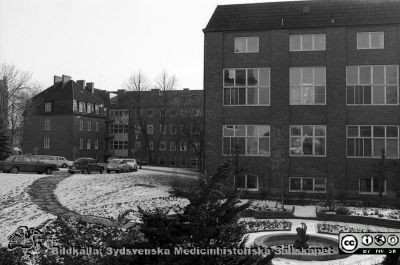 Fasader mot norr på gamla kvinnnokliniken i Lund, 1976
Sjukhusfotograferna i Lund. Pärm Negativ, S/V. 1976. 32. I bildens mitt norra fasaden på gamla kvinnnokliniken, nu på väg att tömmas när verksamheten flyttade till nyrenoverade lokaler i gamla ortopediska klinikens hus. Till vänster den östra flygeln och i bildens högra kant den västra. Den senare innehöll bl.a. förlossnings- och forskningsavdelningarna. Från negativ. 
Nyckelord: Lasarettet;Lund;Universitet;Universitetssjukhus;USiL;Kvinnoklinik;Gynekologisk;KK;BB;Obstetrik;Förlossning