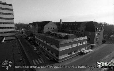 Nya kvinnokliniken (tidigare ortopediska kliniken) från nordväst
Sjukhusfotograferna i Lund. Pärm Negativ, S/V. 1976. 32. Foto från radiologiska klinikens tak. Klinikens huvudentré syns mitt i fasaden mot centralblocket till vänster i bild. Från negativ. 
Nyckelord: Lasarettet;Lund;Universitet;Universitetssjukhus;USiL;Kvinnoklinik;Gynekologisk;Förlossning;Obstetrik;KK;BB