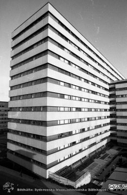 Centralblocket på Lasarettet i Lund 1976
Sjukhusfotograferna i Lund. Pärm Negativ, S/V. 1976. 32. Foto från sydväst med vidvinkelobjektiv från någon av de övrsta våningarna på radiologiska kliniken. Från negativ. 
Nyckelord: Lasarettet;Lund;Undersökningsrum;Universitet;USiL;Centralblocket