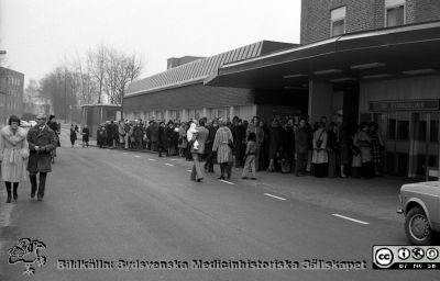 Öppet Hus på nya kvinnokliniken i Lund 1976
Sjukhusfotograferna i Lund. Pärm Negativ, S/V. 1976. 32. "Öppet Hus" på den nyöppnade kvinnokliniken (i om- och tillbyggda gamla ortopediska kliniken från 1930-talet) väckte stort intresse från allmänheten med kö långt ut på den vintriga gatan. Från negativ. 
Nyckelord: Lasarettet;Lund;Universitet;Universitetssjukhus;USiL;Kvinnoklinik;Klinik;Orotopedisk;Obstetrik;Gynekologisk;BB;KK;Visning