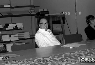 Sammanträde på kirurgiska kliniken i Lund
Sjukhusfotograferna i Lund. Pärm Negativ, S/V. 1976. 14. Sjukvårdsdirektör Åke Haeggström på kirurgiska kliniken i Lund. Längst till höger halva Bo Eklöf. Från negativ. 
Nyckelord: Lund;Lasarett;Universitet;Universitetssjukhus;USiL;Kirurgisk;Klinik;Sammanträde;Administration;Sjukvärdsdirektör