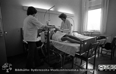 Demonstration av mobil patientlyft för sängliggande, 1976
Sjukhusfotograferna i Lund. Pärm Osort, 1976. Från negativ
Nyckelord: Lasarett;Lund;Universitet;Universitetssjukhus;MTA;Medicinsk;Teknik