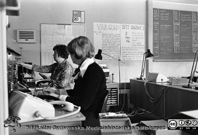 Lasarettet i Lund 1976. En televäxel
Sjukhusfotograferna i Lund. Pärm Osort, 76. Telefonister vid televäxel 1976. Omärkt bild. Från negativ
Nyckelord: Lasarett;Lund;Universitet;Universitetsklinik;Universitetssjukhus;Televäxel;Telefonist