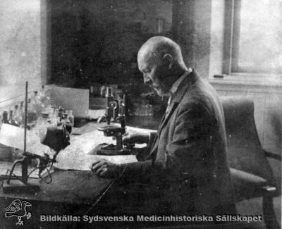 John Forssman (1868-1947), professor
Professor John Forssman: tillhörde lasarettsdirektionen sedan år 1910, var direktionens 2:e ordförande från 1911 - 1926 och sjukhusdirektör 1927 - 1930. Forssman avled 1947. Foto Monterat
Nyckelord: Direktionen;Lund;Lasarett;Sjukhusdirektör;Kapsel 12;Patologi;Universitet