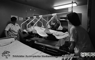 En stationär patientlyft, rimligen nära en operationsavdelning
Sjukhusfotograferna i Lund. Pärm Osort, 19776. Omärkt bild. Stationär patientlyft för flyttning av sängliggande mellan sängar. Från negativ
Nyckelord: Lund;Lasarett;Universitetssjukhus;USiL;Medicinsk;Teknik;MTA;Patientlyft