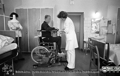 Lasarettet i Lund 1976. En patient i en portabel patientlyft
Sjukhusfotograferna i Lund. Pärm Osort, 76. Demonstration av patient i portabel patientlift vid rullstol. Från negativ
Nyckelord: Lasarett;Lund;Universitet;Universitetssjukhus;USiL;Patientlift;Portabel;Rullstol