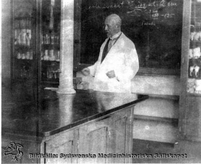 John Forssman (1868-1947), professor
Professor Forssman: tillhörde lasarettsdirektionen sedan år 1910, var direkrionens 2:e ordförande från 1911 - 1926 och sjukhusdirektör 1927 - 1930. Forssman avled 1947. (s. 244) Skadat foto, Monterat
Nyckelord: Direktionen;Lund;Lasarett;Sjukhusdirektör;Reprotryck;Kapsel 12;Universitet