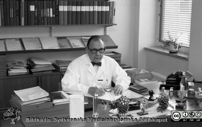 Professor Karl Emil Thulin, juni, 1971
Sjukhusfotograferna i Lund. Pärm Diverse tagningar. 1971, 1972, 1973.  Från negativ
Nyckelord: Universitetsklinik;Universitetssjukhus;USiL;Lasarett;Lund;Infektion;Epidemi