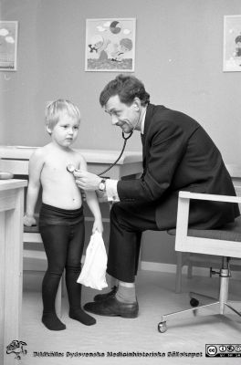 Lennart Köhler undersöker en 4-åring
Sjukhusfotograferna i Lund. Pärm Diverse tagningar. 1971, 1972, 1973. 4-års kontroll, pediatriska kliniken. Barnläkaren Lennart Köhler, utvecklaren av 4-årskontrollerna och senare professor och chef för Nordiska Hälsovårdshögskolan i Göteberg. Foto i april 1972. Från negativ
Nyckelord: Lasarett;Lund;Universitetssjukhus;USiL;Barnhälsovård;Kontroll;Barn