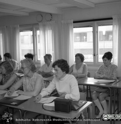  Information för städpersonal 1971
Sjukhusfotograferna i Lund. Pärm Diverse tagningar. 1971, 1972, 1973. 3 Juni, 1971. Från negativ
Nyckelord: Lasarett;Lund;Universitetssjukhus;USiL;Städerskor;Städare;Utbildning