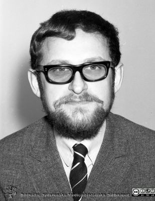 Kamrer Rune Budfors i februari 1971
Sjukhusfotograferna i Lund. Pärm Diverse tagningar. 1971, 1972, 1973. Fotografering för Aktuell Inf. febr, 1971. Rune Budfors, kamrer. Från negativ. 
Nyckelord: Lasarett;Lund;Universitet;Universitetssjukhus;USiL;Administration;Kamrerare
