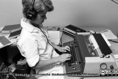 En läkarsekreterare på akutmottagningen i Lund
Sjukhusfotograferna i Lund. Pärm Negativ, 1979:2. 100A. Från negativ. 
Nyckelord: Lasarettet;Lund;Universitetssjukhus;USiL;Skrivexpediion;Sekreterare;Akut;Mottagning