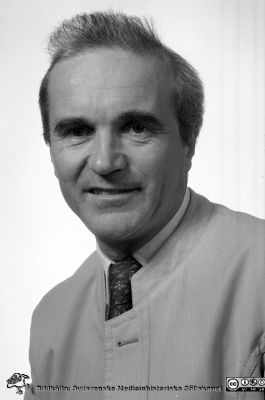 Hjärtkirurgen docent Hans Schüller, Thoraxkliniken i Lund
Sjukhusfotograferna i Lund. Pärm Negativ, 1979:2. 114B. Foto  79-08-30. Från negativ. 
Nyckelord: Lasarettet;Lund;Universitetssjukhus;USiL;Thorax;Kirurgi;Kardiologi;Pacemaker;Hjärtstimulator