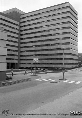 Sydvästra flygeln på centralblocket, från nordväst. 
Sjukhusfotograferna i Lund. Pärm Negativ, 1979:2. 119. Huvudentrén gömmer sig till vänster, bakom närmaste huskroppen. Foto 79-09-21. Från negativ. 
Nyckelord: Lasarettet;Lund;Universitetssjukhus;USiL;Centralblocket;Huvudingången