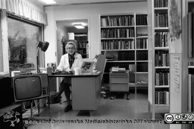 Sjukhusbliotekarie och bibliotekschef Brita Arborelius 
Sjukhusfotograferna i Lund. Pärm Negativ, 1979:2.141B. Nov 1979. Sjukhusbliotekarie och bibliotekschefen Brita Arborelius på Lasarettet i Lund nära sin pensionering. Från negativ. 
Nyckelord: Lasarettet;Lund;Universitetssjukhus;USiL;Bibliotekarie;Sjiukhusbibliotekarie