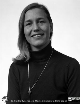 Onkologen Eva Ståhl
Sjukhusfotograferna i Lund. Pärm Negativ 1979:2. Dr. Eva Ståhl, onkologiska kliniken, högvoltsavdelnngen. 79-12-11. Från negativ.
Nyckelord: Lasarettet;Lund;Universitetssjukhus;USiL;Radiologi;Onkologi;Strålbehanling;Högvolt