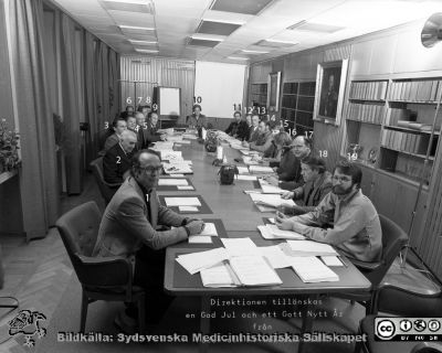 Direktionen på Lasarettet i Lund
Sjukhusfotograferna i Lund. Pärm Negativ, 1979:2. 147. Direktionsmöte 1979-12-20. Runt bordet, från vänster: 1: dr Dag Ursing, 2: kanske Jarl Hulthén; 3: okänd; 4: Torsten Engvall; 5: Nils Engdahl (s); 6: Sekr P.-B. Jönsson; 7: okänd; 8: sjukhusdirektör P.-O. Hallqvist; 9: okänd; 10: ordföranden, Inger Ingvar-Svensson; 11: okänd; 12: professor Ragnar Müller; 13; kanske Erik Blom, 14: okänd; 15: okänd; 16: okänd; 17: Ingvar Amilon 18: överskötare Arne Brettstam (s), facklig representant S:t Lars; 19: sjuksköterska Per-Olov Lundgren, facklig företrädare. Från negativ. 
Nyckelord: Lasarettet;Lund;Universitetssjukhus;USiL;Direktion;Administration;Ledning;Politiker