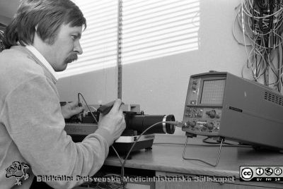 AV-chefen på Lasarettets MediaService 1979
Sjukhusfotograferna i Lund. Pärm Negativ, 1979:2. 159. MediaService AV-chef Caj Lindblom vid översyn av en projektor. Från negativ. 
Nyckelord: Lasarettet;Lund;Universitetssjukhus;USiL;Fotoavdelningen;Mediaservice;Fotograf;Kamera;Atelj;Reparation;Projektor