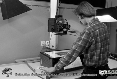 Lasarettsfotograf Kennet Johansson vid reprofotoapparat
Sjukhusfotograferna i Lund. Pärm Negativ, 1979:2. 159. 79-10-24. Från negativ.
Nyckelord: Lasarettet;Lund;Universitetssjukhus;USiL;Fotoavdelningen;Mediaservice;Fotograf;Kamera;Atelj;Reparation;Projektor