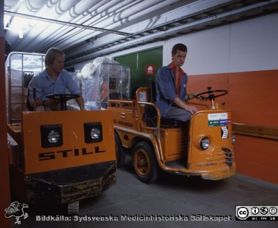  Elektriska truckar för transporter i lasarettskulverten
Sjukhusfotograferna i Lund.Pärm Negativ, -80:1. 1. 80-01-03. Från positiv
Nyckelord: Lasarettet;Lund;Universitetssjukhus;USiL;Transport;Administration