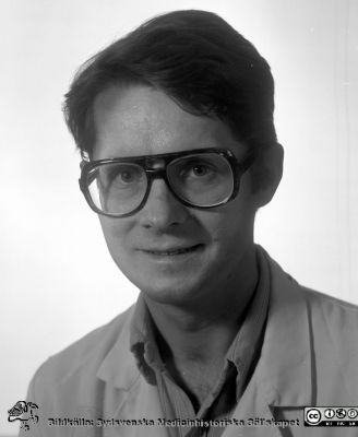Jan-Christer Hybinette
Sjukhusfotograferna i Lund.Pärm Negativ, -80:1. 8. Öronläkare, disputerad i Lund, sedermera klinikchef i Kalmar. Från negativ.
Nyckelord: Lasarettet;Lund;Universitetssjukhus;USiL;ÖNH;Öron;Otologi;Oto-rino-laryngologi