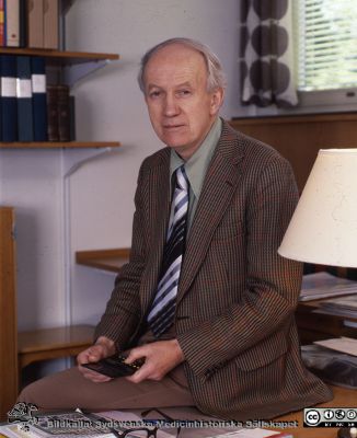 Kurt Lidén (1915 - 1987), professor i radiofysik på Lasarettet i Lund
Sjukhusfotograferna i Lund. Pärm Negativ, -80:1. 59.  Foto: 80-06-06. Från negativ.
Nyckelord: Lasarettet;Lund;Universitetssjukhus;USiL;Radiofysik;Onkologi;Radiologisk;Klinik