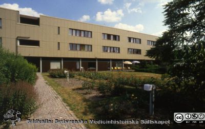 Lasarettshemmet på Margaretavägen i Lund 1982
Sjukhusfotograferna i Lund. Pärm S/V neg, 82:1. 40. Vykort. Fasad mot väster. Foto 82-08-05. Från diabild.
Nyckelord: Lasarettet;Lund;Universitetssjukhus;USiL;Lasarettshem;Patienthem