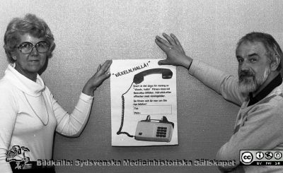 Ny telefonväxel 1982
Sjukhusfotograferna i Lund. Pärm S/V neg, 82:1. 59. Nya telefonväxeln. Telefonföreståndaren (Birgit Svensson) tillsammans med driftschefen, ing. Mark Blomberg. 82-04-19. Från negativ.

Nyckelord: Lasarettet;Lund;Universitetssjukhuset;USiL;Telefon;Växel