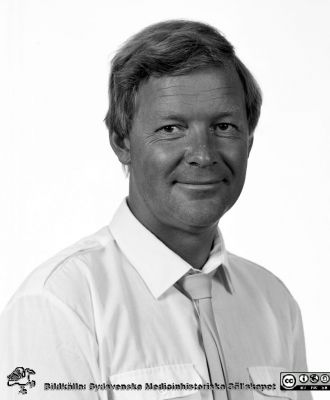 Björn M. Persson
Sjukhusfotograferna i Lund. Pärm S/V neg, 82:1. 65. Docent Björn M. Persson, ortoped; senare överläkare i Helsingborg. 82-08-04. Från negativ.
Nyckelord: Lasarettet;Lund;Universitetssjukhuset;USiL;Ortopedisk;Kirurgi