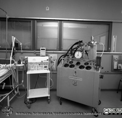 Modern och gammal respirator
Sjukhusfotograferna i Lund. Pärm S/V neg, 82:1. 66. Två respiratorer, en modern ServoVentilator och en äldre Engströmrespirator. Foto 82-08-16 för professor Dag Lundberg, anestesikliniken. Från negativ.
Nyckelord: Lasarettet;Lund;Universitetssjukhuset;USiL;Narkos;Anestesi;Klinik;Respirator;Narkosapparat