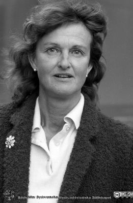 Irma Silfverschiöld, 
Sjukhusfotograferna i Lund. Pärm S/V neg, 82:1. 76. Irma Silfverschiöld, landstingspolitiker och medlem i direktionen för Lasarettet i Lund. 82-09-29. Från negativ.
Nyckelord: Lasarettet;Lund;Universitetssjukhuset;USiL;Direktion;Politiker