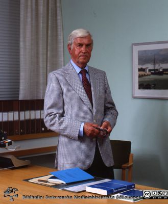Professor Hjalmar Kock, öronläkare
Sjukhusfotograferna i Lund. Pärm Negativ, 80:1.70. Foto 80-06-05. Från positiv
Nyckelord: Lasarettet;Lund;Universitetssjukhus;USiL;_Öron;Klinik_ÖNH;Otologi;Oto-rino-laryngologi