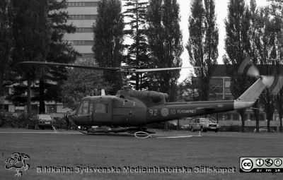 Helikopter på plattan vid Gamla Seminariet 1980
Sjukhusfotograferna i Lund. Pärm Negativ, 80:1.	89. Helikopterlandning med maskin från flygvapnet på plattan strax väster om Gamla Seminariet. Första försöket. Det blev inte många fler, om ens några. 80-10-16. Från negativ.
Nyckelord: Lasarettet;Lund;Universitetssjukhus;USiL;Räddningstjänst;Helikopter;Helikopterplatta