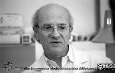 Docent Mario Monti
Sjukhusfotograferna i Lund. Pärm S/V neg-84. 72, 84. 18x24. 72, 84. 18x24. Docent Mario Monti, internmedicinare. Specialist på mikrokalorimetri. Foto 1984 på avdelningen för cellforskning.  Från negativ
Nyckelord: Lasarett;Lund;Universitet;Universitetsklinik;Universitetssjukhus;USiL;Intern;Medicin;Klinik;Laboratorium;Cellforskning;Kalorimetri;Mikrokalorimetri