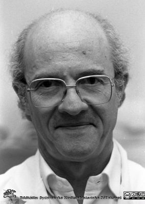 Docent Mario Monti
Sjukhusfotograferna i Lund. Pärm S/V neg-84. 72, 84. 18x24. 72, 84. 18x24. Docent Mario Monti, internmedicinare. Specialist på mikrokalorimetri. Foto 1984 på avdelningen för cellforskning.  Från negativ
Nyckelord: Lasarett;Lund;Universitet;Universitetsklinik;Universitetssjukhus;USiL;Intern;Medicin;Klinik;Laboratorium;Cellforskning;Kalorimetri;Mikrokalorimetri