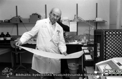 Docent Mario Monti
Sjukhusfotograferna i Lund. Pärm S/V neg-84. 72, 84. 18x24. 72, 84. 18x24. Docent Mario Monti, internmedicinare. Specialist på mikrokalorimetri. Foto 1984 på avdelningen för cellforskning.  Från negativ
Nyckelord: Lasarett;Lund;Universitet;Universitetsklinik;Universitetssjukhus;USiL;Intern;Medicin;Klinik;Laboratorium;Cellforskning;Kalorimetri;Mikrokalorimetri