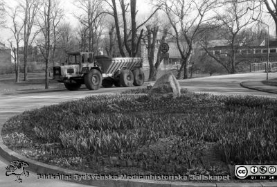 Anläggningsadrbete i St Lars-parken 1984
Sjukhusfotograferna i Lund  Pärm S/V neg-84. 69, 84.  Parken, St Lars. Anläggningsarbete med stor traktordumper. Från negativ. 
Nyckelord: Lasarettet;Lund;St Lars;Universitetssjukhus;Park;Skötsel;Dumper