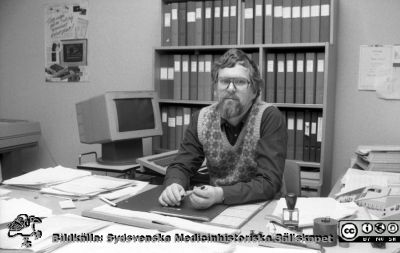 Troligen Bengt Larsson på inköpsavdelningen, centralförvaltningen
Sjukhusfotograferna i Lund. Pärm S/V neg-84.	49. Från negativ
Nyckelord: Lasarett;Lund;Universitet;Universitetssjukhus;USiL;Administration;Inköp