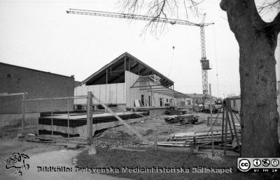 Köket byggs om på St Lars sjukhus i Lund
Sjukhusfotograferna i Lund. Pärm S/V neg-84. 44. 84. St Lars. Köket byggs om. Från negativ
Nyckelord: Lasarettet;Lund;St Lars;Försörjning;Matsal